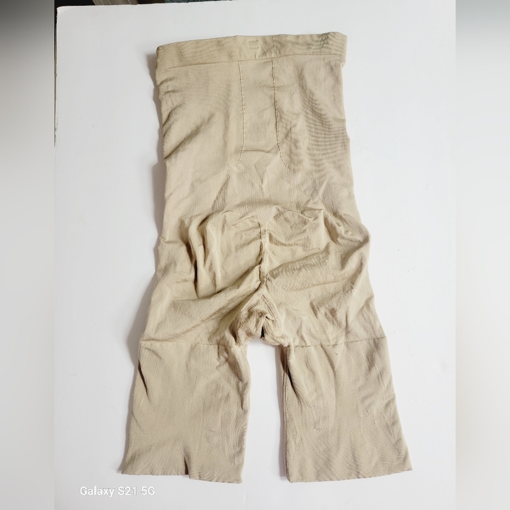 Spanx Higher Power Mid Thigh Compression Shorts N… - image 4